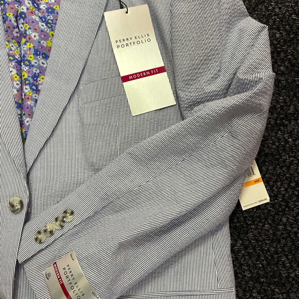 Brand New with tags Perry Ellis Light Blue Sport Coat Floral Lining Size 44R